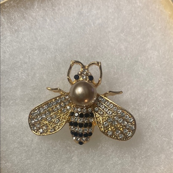 Elegant Gold Bee Brooch with Pearl and Crystals - Picture 2 of 2